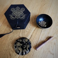 Bol chantant tibétain avec symboles auspicieux